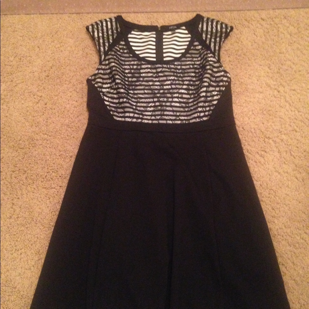 Dress - Picture 2 of 4